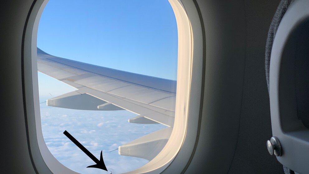 Flugzeugfenster Loch