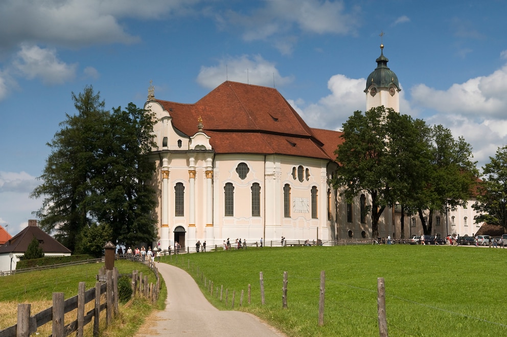 Unterwegs auf der Romantischen Straße passieren Autofahrer auch die Wieskirche – Deutschlands wohl berühmteste Barockkirche