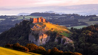 Das Carreg Cennen Castle liegt in Carmarthenshire und ist nur eine der vielen Burgen in Wales
