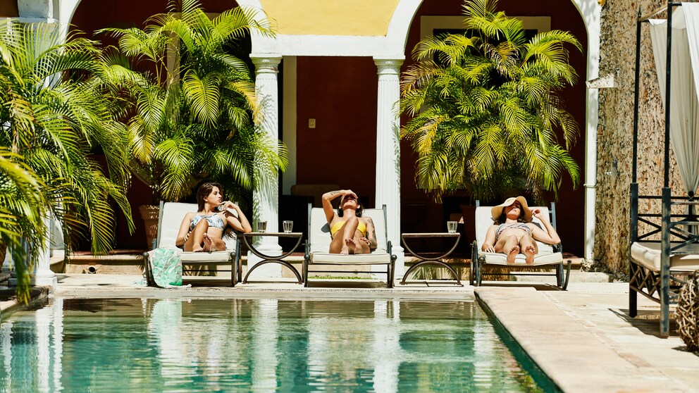 Familie entspannt an einem Pool im Wellnesshotel