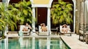 Familie entspannt an einem Pool im Wellnesshotel