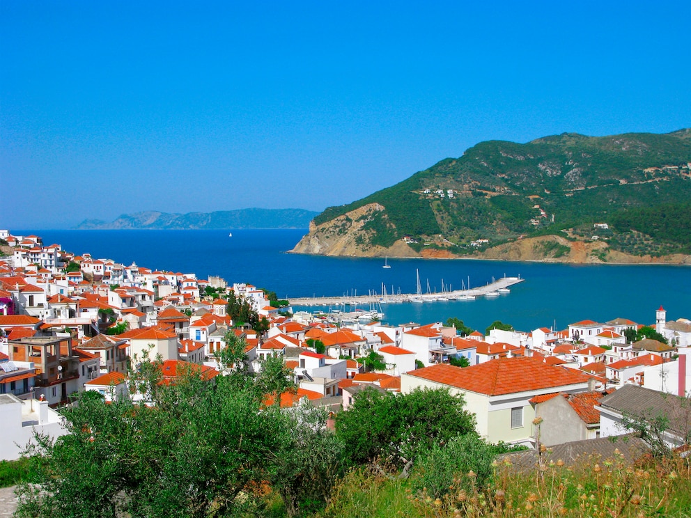 In der gemütlichen Hauptstadt von Skopelos gibt es viele Tavernen und Bars