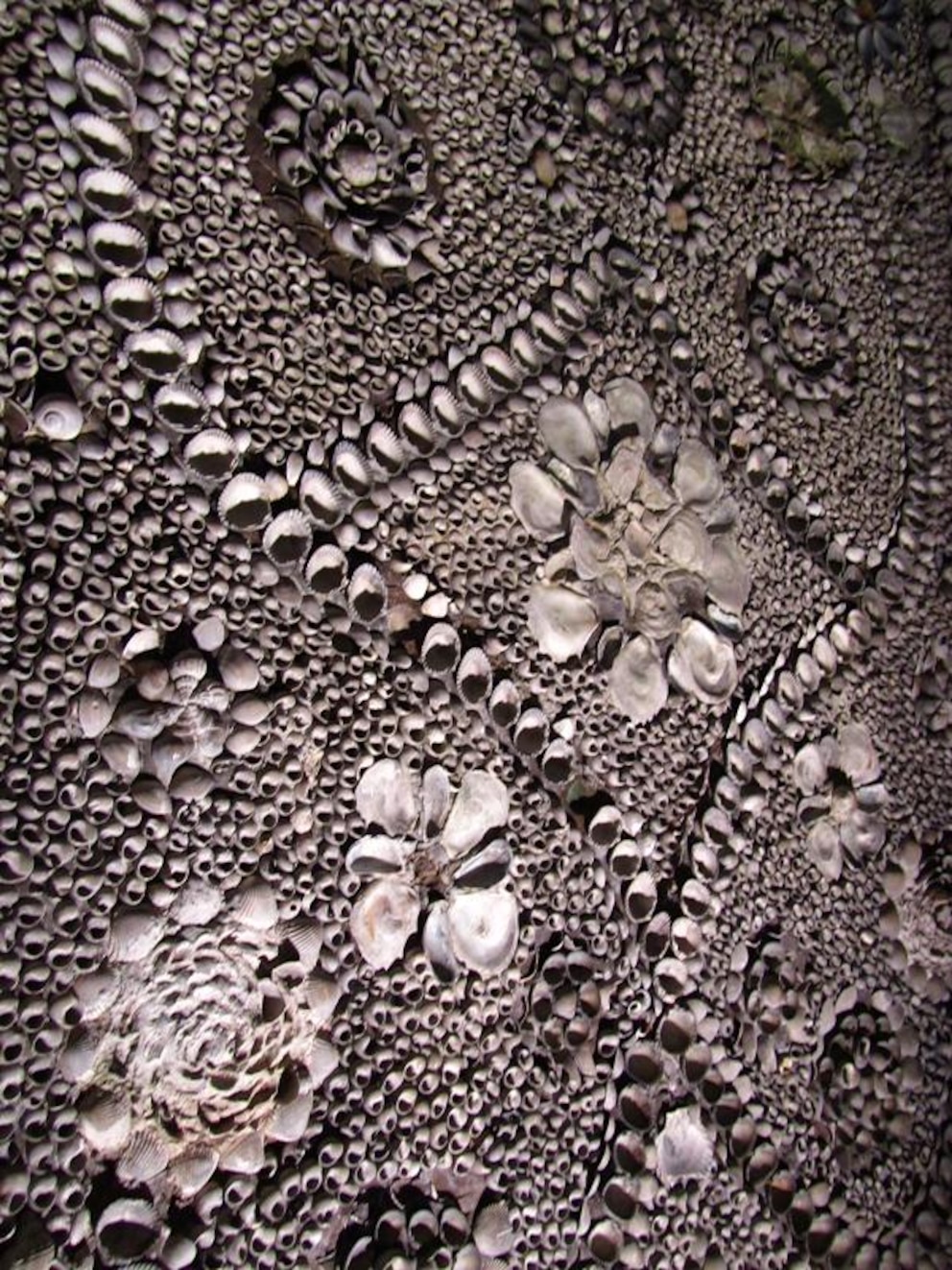 Unzählige Ornamente wurden penibel und kunstvoll an den Wänden arrangiert. Keiner weiß, wie alt dieser Ort ist. Foto: Wikimedia/Emőke Dénes/ CC BY-SA 4.0