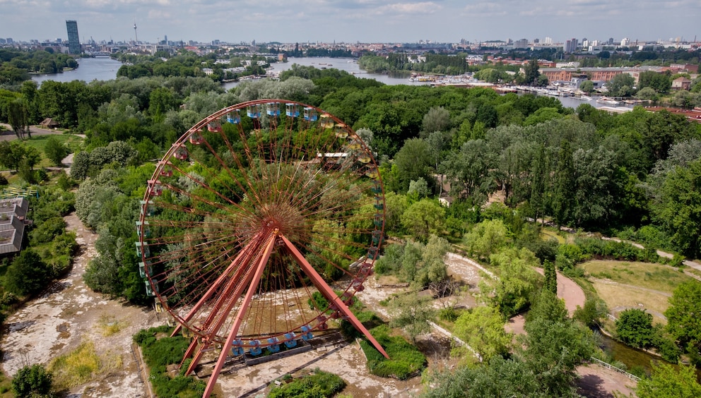 Blick über den Spreepark in Richtung Berliner Zentrum