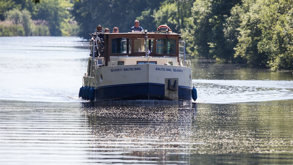 Ein Hausboot auf dem Mirow Kanal in Mecklenburg-Vorpommern unterwegs