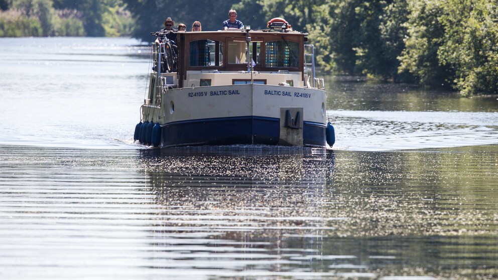 Ein Hausboot auf dem Mirow Kanal in Mecklenburg-Vorpommern unterwegs