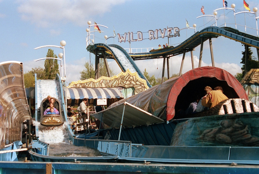  Eine Aufnahme aus dem Jahr 1991 zeigt Besucher des Vergn&uuml;gungsparks auf der Wildwasserbahn &bdquo;Wild River&ldquo;