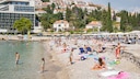 Am Strand von Dubrovnik versuchen Urlauber den Abstand einzuhalten