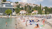 Am Strand von Dubrovnik versuchen Urlauber den Abstand einzuhalten