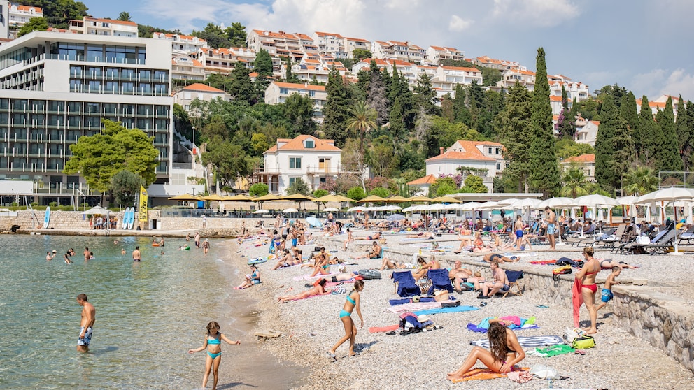 Am Strand von Dubrovnik versuchen Urlauber den Abstand einzuhalten