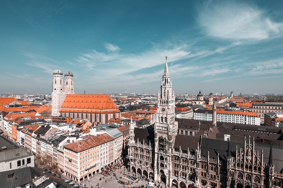 In der Altstadt am zentralen Marienplatz stehen Wahrzeichen wie das neugotische Neue Rathaus