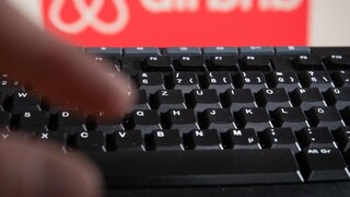 Tastatur und Airbnb-Logo