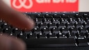Tastatur und Airbnb-Logo