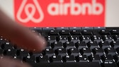Tastatur und Airbnb-Logo