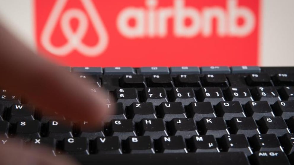 Tastatur und Airbnb-Logo