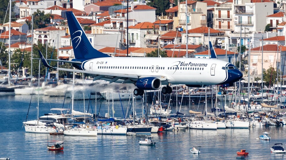 Ja, dieses Foto ist echt. Es zeigt ein Flugezug der italienischen Airline Blue Panorama beim Landeanflug auf den Flughafen der griechischen Insel Skiathos.