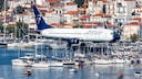 Ja, dieses Foto ist echt. Es zeigt ein Flugezug der italienischen Airline Blue Panorama beim Landeanflug auf den Flughafen der griechischen Insel Skiathos.