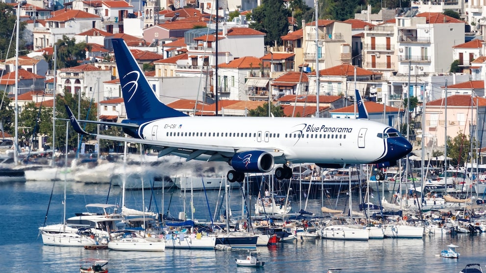 Ja, dieses Foto ist echt. Es zeigt ein Flugezug der italienischen Airline Blue Panorama beim Landeanflug auf den Flughafen der griechischen Insel Skiathos.