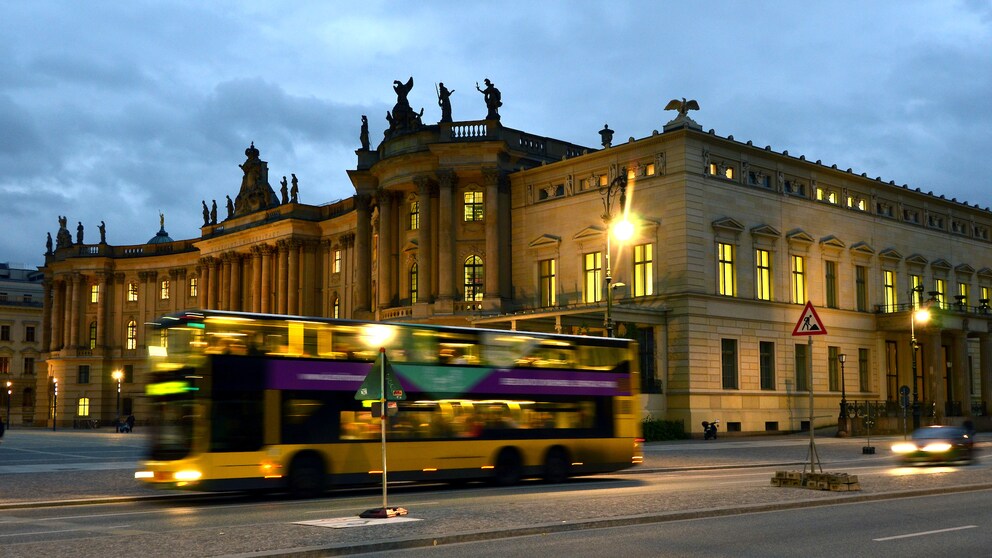 der 100er-Bus fährt durch die berühmte Straße Unter den Linden