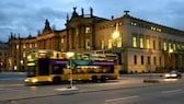 der 100er-Bus fährt durch die berühmte Straße Unter den Linden