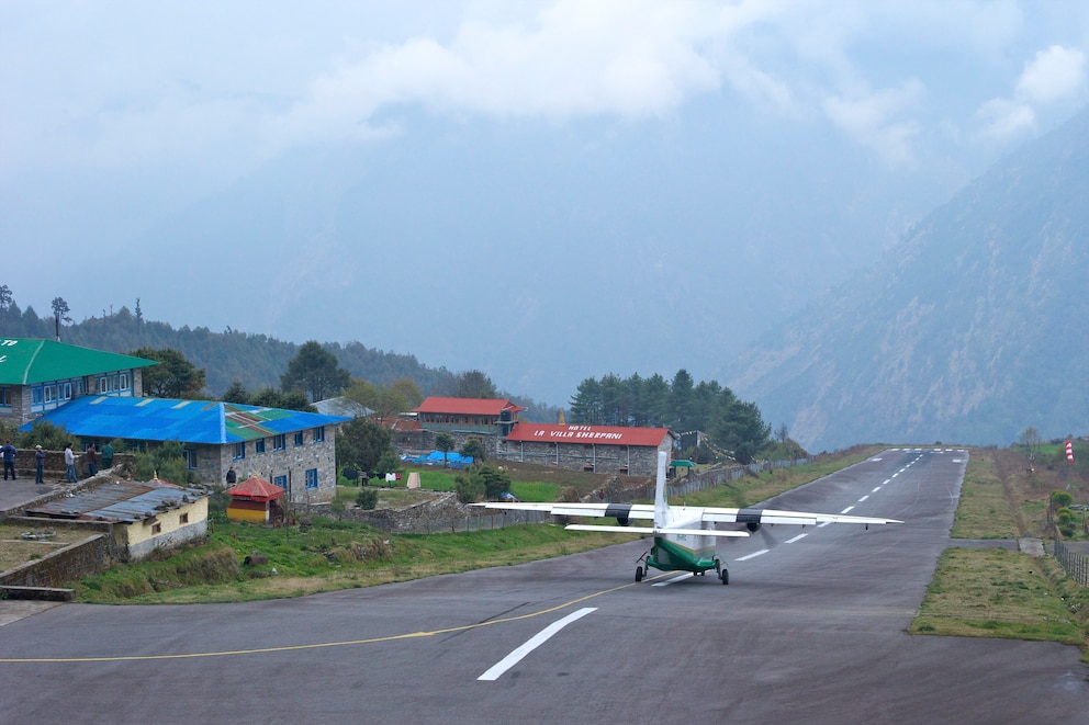  Lukla in Nepal, einer der gefährlichsten Flughäfen der Welt.