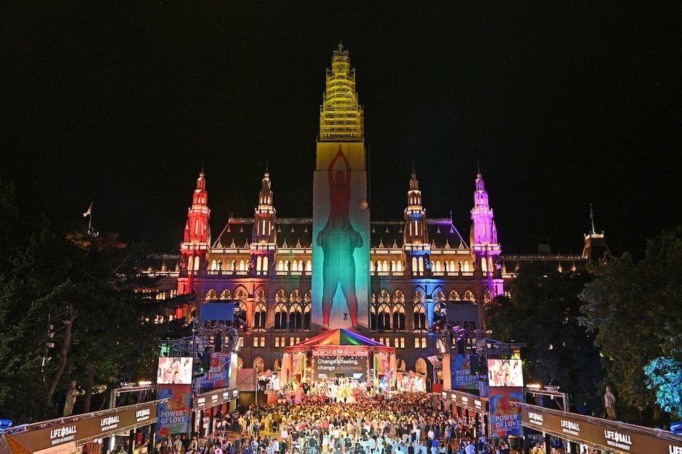 Das Wiener Rathaus während eines bunten Balls