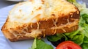 Croque Monsieur ist ein traditionelles Sandwich-Gericht aus Frankreich mit Schinken und viel Käse
