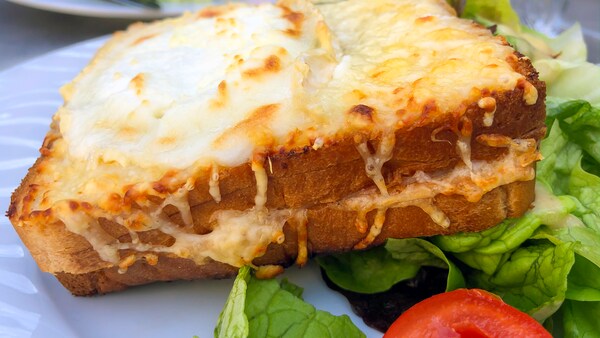 Croque Monsieur ist ein traditionelles Sandwich-Gericht aus Frankreich mit Schinken und viel Käse
