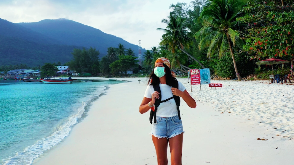 Frau in Thailand am Strand