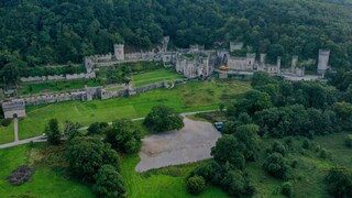 Dschungelcamp im nebligen Wales statt im sonnigen Australien: Dieses Jahr ist der Drehort der RTL-Reality-Serie „Ich bin ein Star, holt mich hier raus" das Schloss Gwyrch