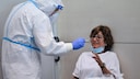 Frau macht Corona-Test am Flughafen