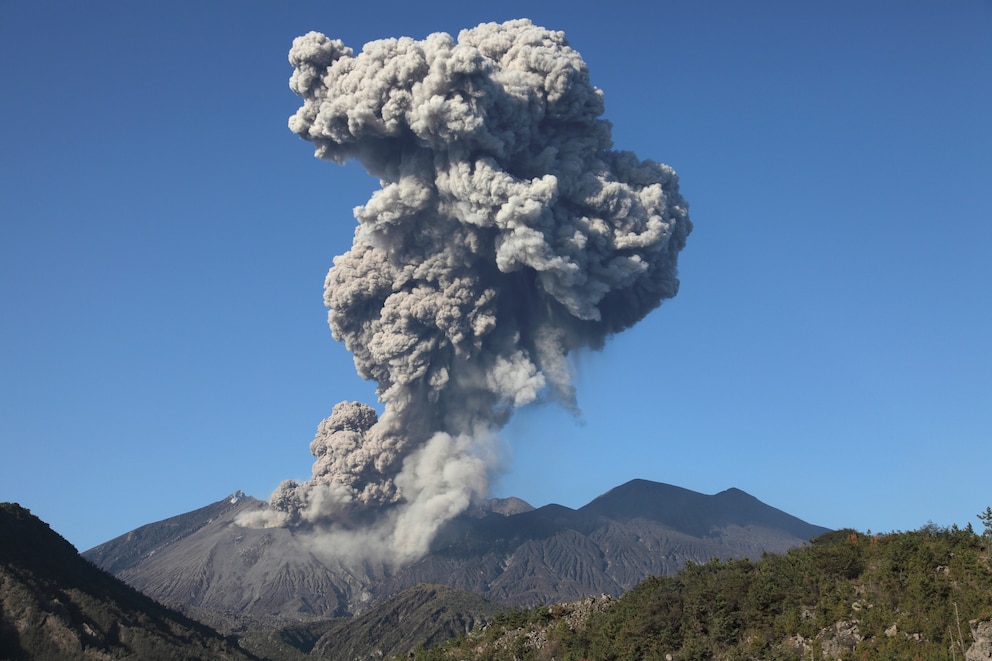 Der Sakurajima, einer der aktivsten Vulkane der Welt, aus der Luft