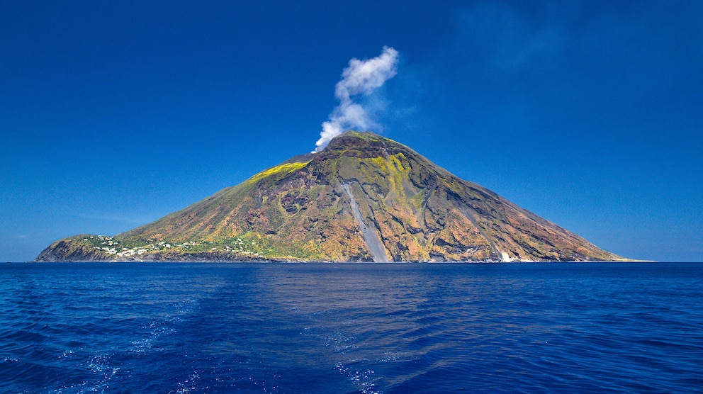 Der Stromboli ist einer der aktivsten Vulkane überhaupt und bricht mitunter im Minutentakt aus