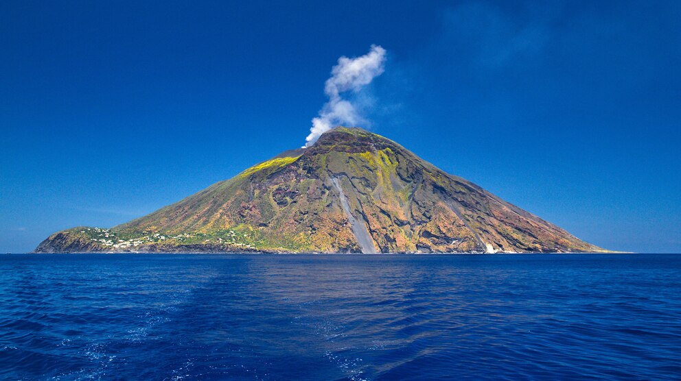 Der Stromboli ist einer der aktivsten Vulkane überhaupt und bricht mitunter im Minutentakt aus