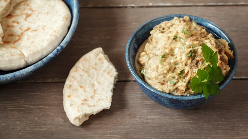 Baba Ghanoush: Dieser Auberginen-Dip mit Koriander passt gut zu frischem Brot oder gegrilltem Fleisch