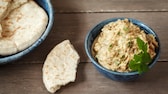 Baba Ghanoush: Dieser Auberginen-Dip mit Koriander passt gut zu frischem Brot oder gegrilltem Fleisch