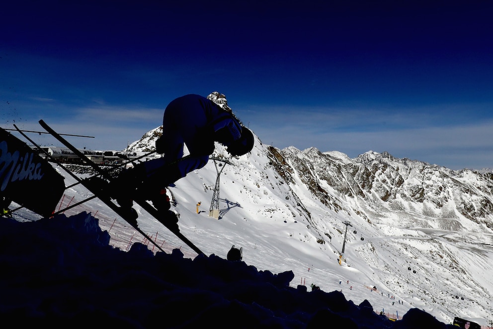 Eine Skirennläuferin am Start