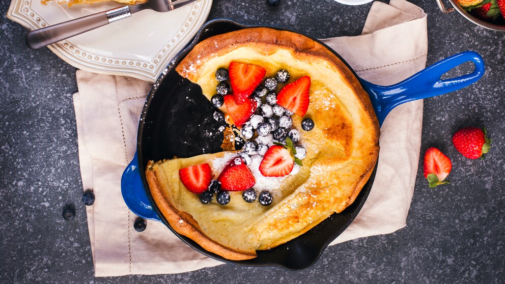 Dutch Baby schmeckt auch mit Beeren gut, in diesem Rezept wird er aber mit Äpfeln gemacht