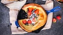 Dutch Baby schmeckt auch mit Beeren gut, in diesem Rezept wird er aber mit Äpfeln gemacht