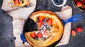 Dutch Baby schmeckt auch mit Beeren gut, in diesem Rezept wird er aber mit Äpfeln gemacht