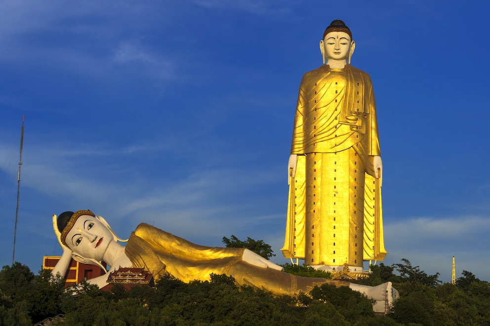 Die stehende und die liegende Buddha-Statue&nbsp;in Monywa (Myanmar)