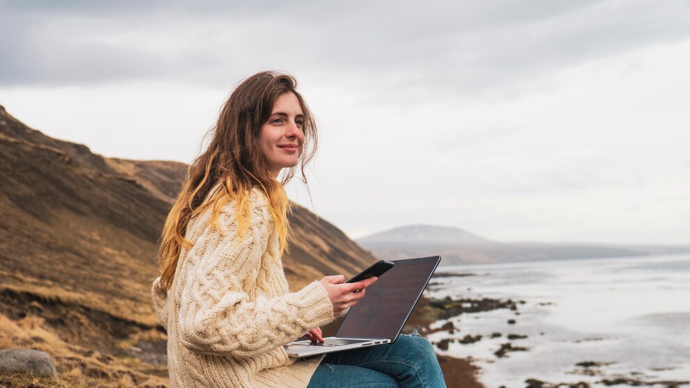 Frau in Island mit Laptop