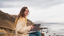Frau in Island mit Laptop