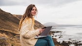 Frau in Island mit Laptop