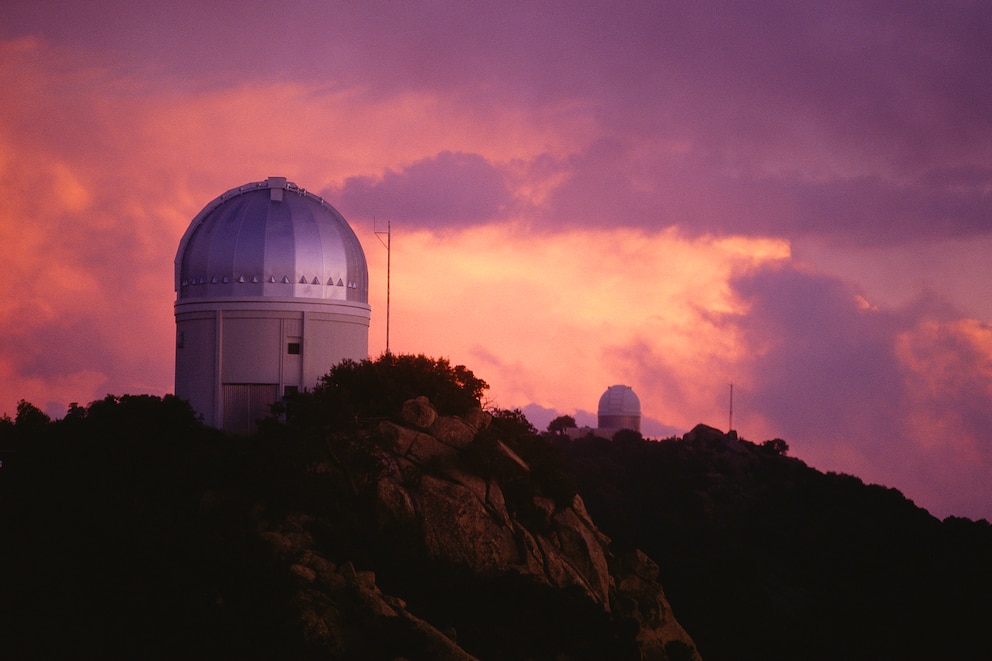 Das Kitt Peak National Observatory in Arizona, USA, liegt auf 2095 Meter Höhe. Hier steht die größte Sammlung optischer Teleskope