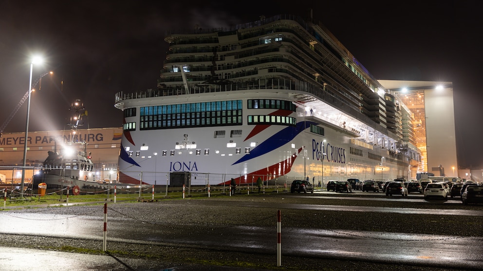Hier wird das neue Kreuzfahrtschiff Iona auf der Papenburger Meyer-Werft gerade ausgedockt