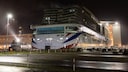 Hier wird das neue Kreuzfahrtschiff Iona auf der Papenburger Meyer-Werft gerade ausgedockt
