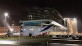 Hier wird das neue Kreuzfahrtschiff Iona auf der Papenburger Meyer-Werft gerade ausgedockt