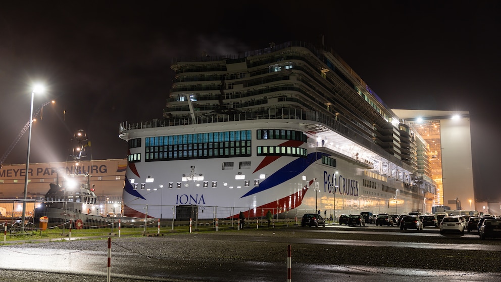 Hier wird das neue Kreuzfahrtschiff Iona auf der Papenburger Meyer-Werft gerade ausgedockt