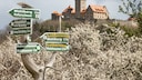 Wegweiser am Lutherweg am Fuß der Wachsenburg. Eine Tour über den knapp 400 Kilometer langen Wanderweg lohnt sich zu jeder Jahreszeit.